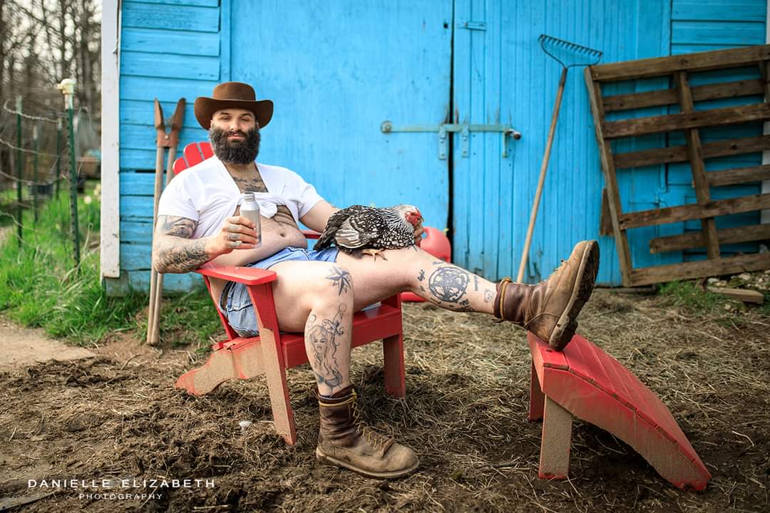 ChickenDaddies's tweet photo. Enjoy one of our favorite outtakes of Mike and Priscilla!
This is available along with all of the other images as a posters. Click here to shop posters: https://t.co/5jrtgNOsXe
#chickendaddies #daisydukes #daisydukechallenge #daisydukechickenchallenge #chickens https://t.co/OJXtxpv6X8