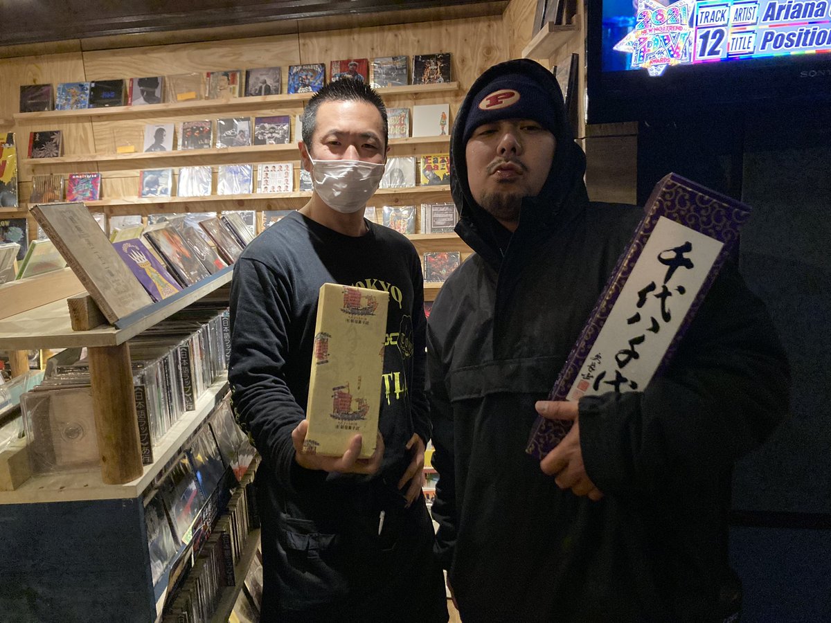 THE_BATOU's tweet photo. 【来城】D.D.S THE SUKE ！

お立ち寄りいただきありがとうございます🏯

4/21 D.D.S THE SUKE / ZIPCLOCK “ONE HALF AMAZING”リリース📀
CASTLE限定特典付き‼️
チェックよろしくお願いします！
D.D.Sお土産ありがとうございます🙏

#ddsthesuke  #castlerecords
#j_hiphop #BAR #CDSHOP https://t.co/ZBR4uoyj55