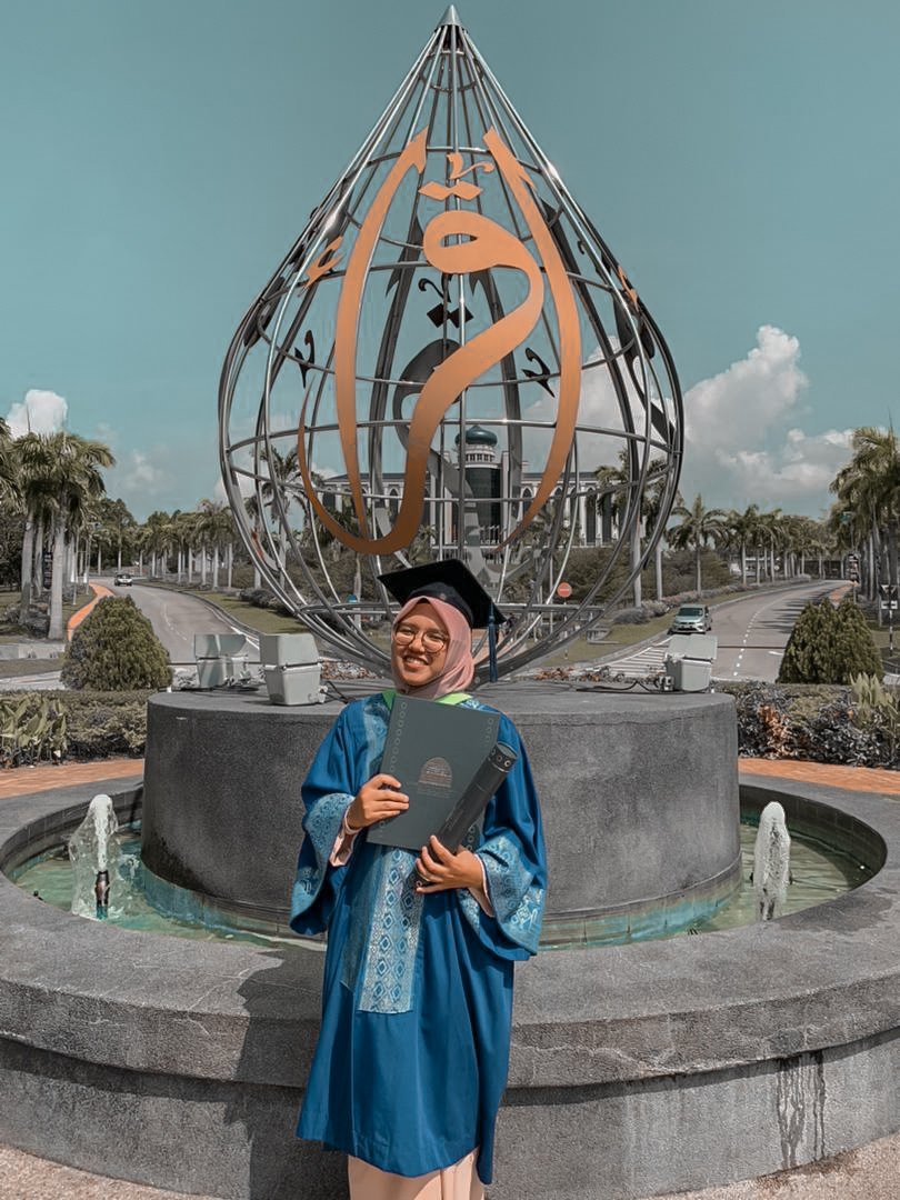 qilahusna's tweet photo. First Ramadhan | 13 April 2021 | Graduation Day๐.
.
.
#usim #graduation #alumni #fpqs #konvokesyen #ceremony https://t.co/ZpxZxAviDR