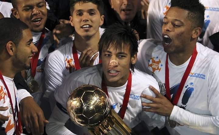 ESSA TAÇA NÓS TEMOS, MUNDIAL TAMBÉM! A ÚNICA QUE NÃO TEM EM NOSSO MUSEU É DE TÍTULO DE SEGUNDA DIVISÃO ⚪⚫