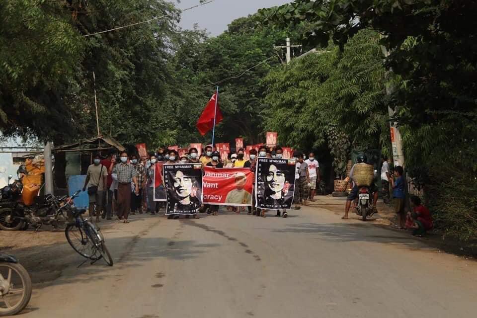 thintthawkaung's tweet photo. Also in #Mingyan, instead of celebrating Thingyan joyfully people rally out to fight for Democracy and FREEDOM. Photo crd. #WhatsHappeninglnMyanmar #Apr15Coup https://t.co/1BC9oYKWV5