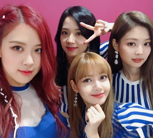 Tae_bangpinkAG's tweet photo. Porque se pelean ? En la dinastía siempre hay lugar para reyes y reinas y todos sabemos que @BTS_twt
y @BLACKPINK dominan el kpop e incluso el pop #armyvsblink 🙌🏻👑💜 https://t.co/YAa47yzYr0