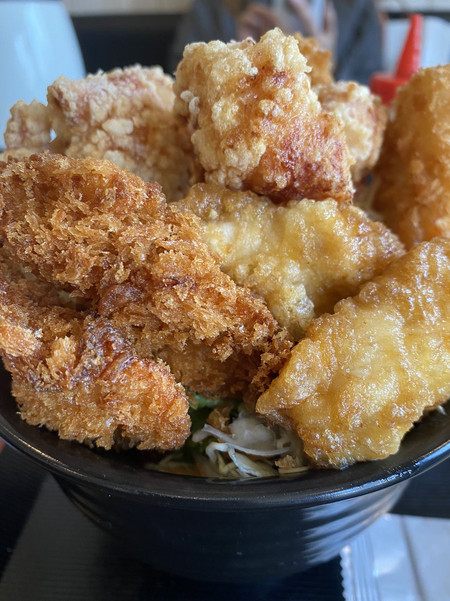 totti9231's tweet photo. ミックスフライ丼990円！！
刺さってますw

#大分市
#府内町
#ランチ
#極からあげ鳥匠 https://t.co/l1bKFsW127