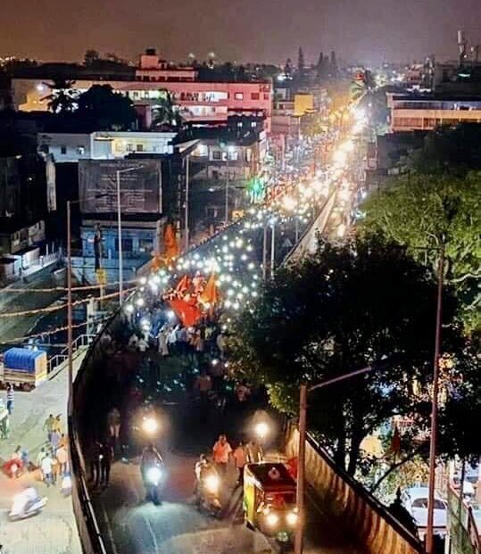 thakkar_sameet's tweet photo. Pics of Yesterday Road Show Of Shiv Sena Leader @rautsanjay61 At Bhadgaon Maharashtra.

3/4th of those present there were without mask according to local administration. 

This when State Is daily reporting 50k plus cases from past 7 days.

CRIMINAL NEGLIGENCE OF @OfficeofUT !! https://t.co/csc4JtDDSR
