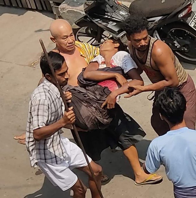 DaungFanClub's tweet photo. 3 civilians were reportedly shot with live ammunition by Junta Terrorists in Mandalay Protest 37x65. Passerby Civilians and medical students were getting abducted. 

RELEASE IMMEDIATELY

#WhatsHappeningInMyanmar #Apr15Coup https://t.co/OqwUF313FW