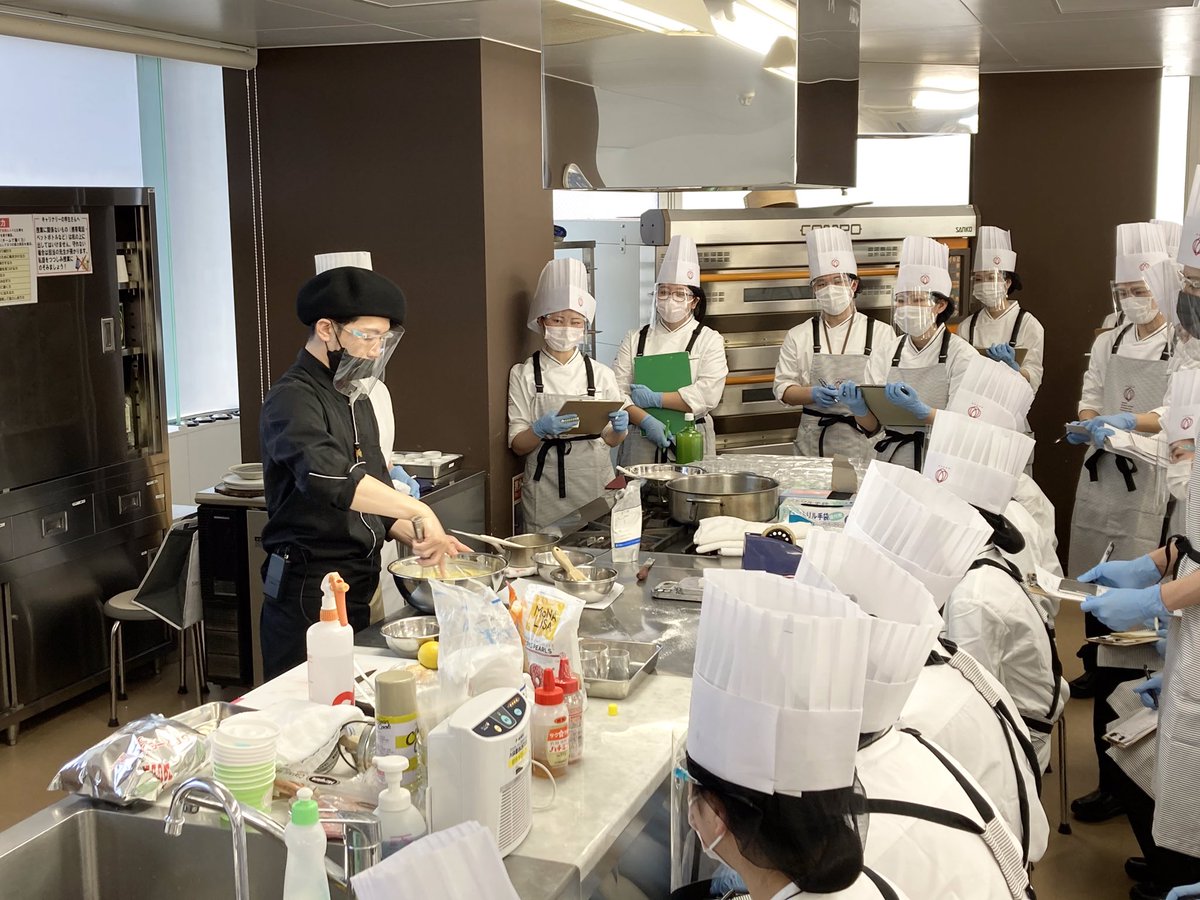 sendai_culinary's tweet photo. 1年生カフェ・パティシエ科特別講義🏫午前はデモンストレーションを行いながら、パティシエに必要な心構えなども教えて頂きました✨皆さん真剣な表情👍午後の授業も楽しみ😊
#専門学校 #パティシエ https://t.co/jehz038BU8