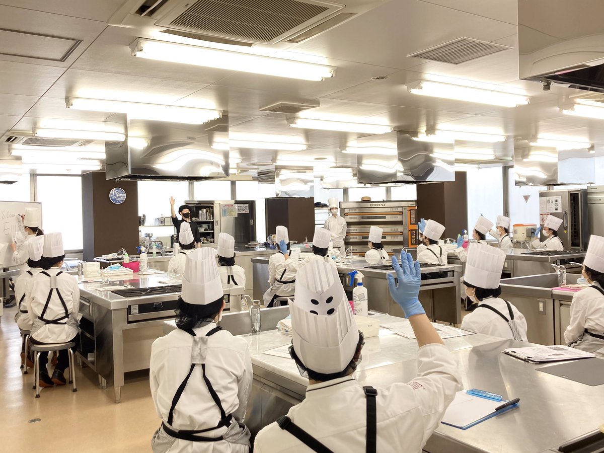 sendai_culinary's tweet photo. 1年生カフェ・パティシエ科特別講義🏫午前はデモンストレーションを行いながら、パティシエに必要な心構えなども教えて頂きました✨皆さん真剣な表情👍午後の授業も楽しみ😊
#専門学校 #パティシエ https://t.co/jehz038BU8
