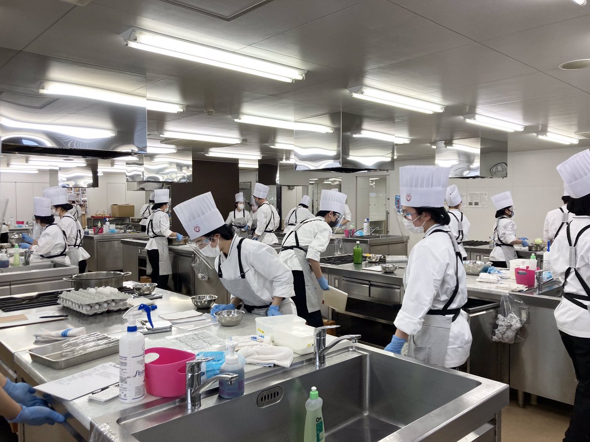 sendai_culinary's tweet photo. 1年生カフェ・パティシエ科特別講義🏫午前はデモンストレーションを行いながら、パティシエに必要な心構えなども教えて頂きました✨皆さん真剣な表情👍午後の授業も楽しみ😊
#専門学校 #パティシエ https://t.co/jehz038BU8