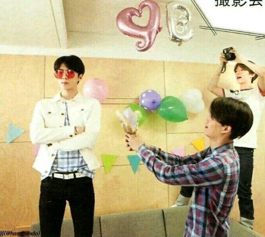 JnginB's tweet photo. ⁀➷
HBD @SxHun_B; Para el cumpleaños de su amigo, tanto él como el resto de los chicos del grupo se reunieron con Joseph para esperar con Sehun a que llegara su día una noche antes y así pasar parte de la madrugada celebrando con él. También publica algo en su IG usando fotos + https://t.co/ujQySsPa8V