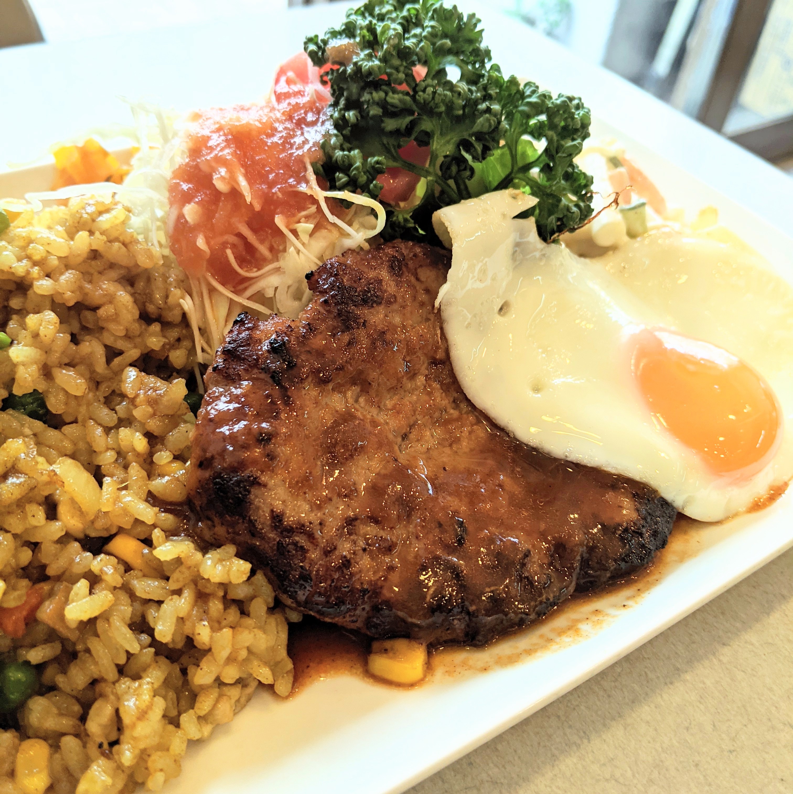 Sasami 木曜日ごはん 広尾 キッチンふるはし ドライカレー ハンバーグ 目玉焼き お味噌汁付 1350円 昔ながらの洋食屋さん ラジオが流れていい感じ ハンバーグがふわふわで旨かった 広尾ランチ キッチンふるはし 洋食屋 T Co Sl12ulj0q3