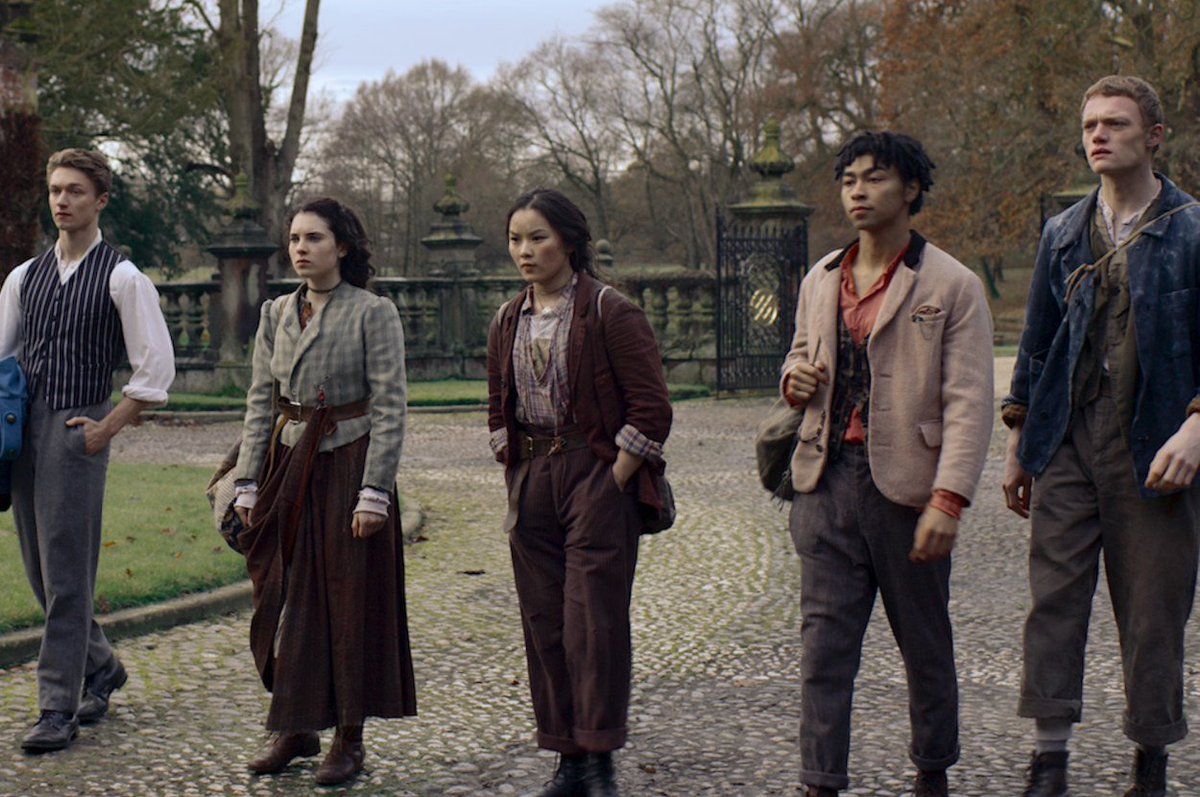 넷플 오리지널 드라마 <이레귤러스> 동양인 여성 캐릭터인 베아트리스가 주인공임!!! 진짜 짱 영국에서 벌어지는 신비한 사건을 조사하는 홈즈와...