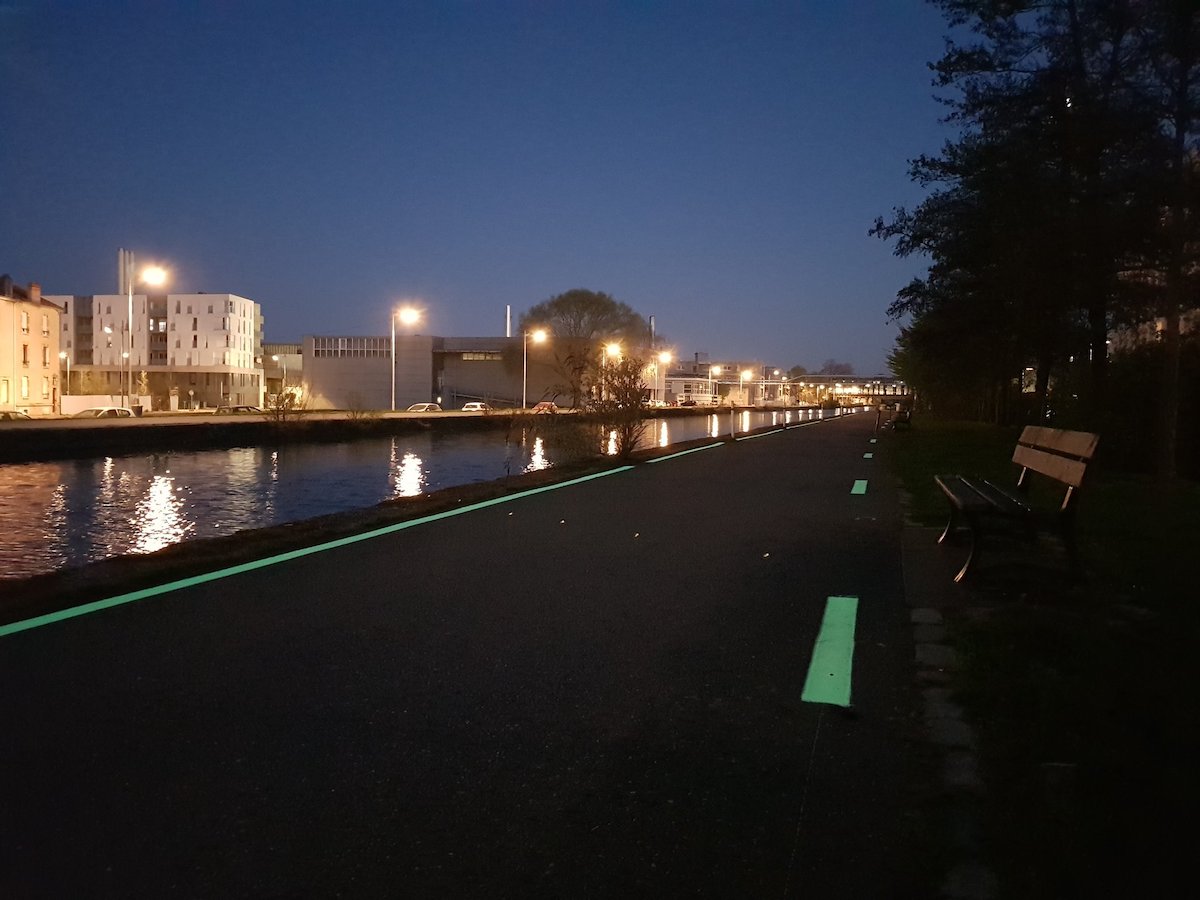 SaferUp's tweet photo. The city of Nancy in France is trying out phosphorescent paint to create a safe ride for cyclists near its cannal.  Doesn't it look cool? ✨ https://t.co/W4YciBZPlr