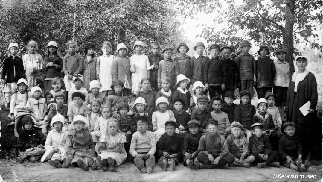 Hyvää oppivelvollisuuden 100-vuotispäivää! 📚

Tänään tulee kuluneeksi 100 vuotta siitä, kun Suomessa hyväksyttiin oppivelvollisuuslaki. 

1921 hyväksytty laki velvoitti kaikki 7–13-vuotiaat lapset ja nuoret suorittamaan vähintään kuusivuotisen kansakouluun.

#oppivelvollisuus