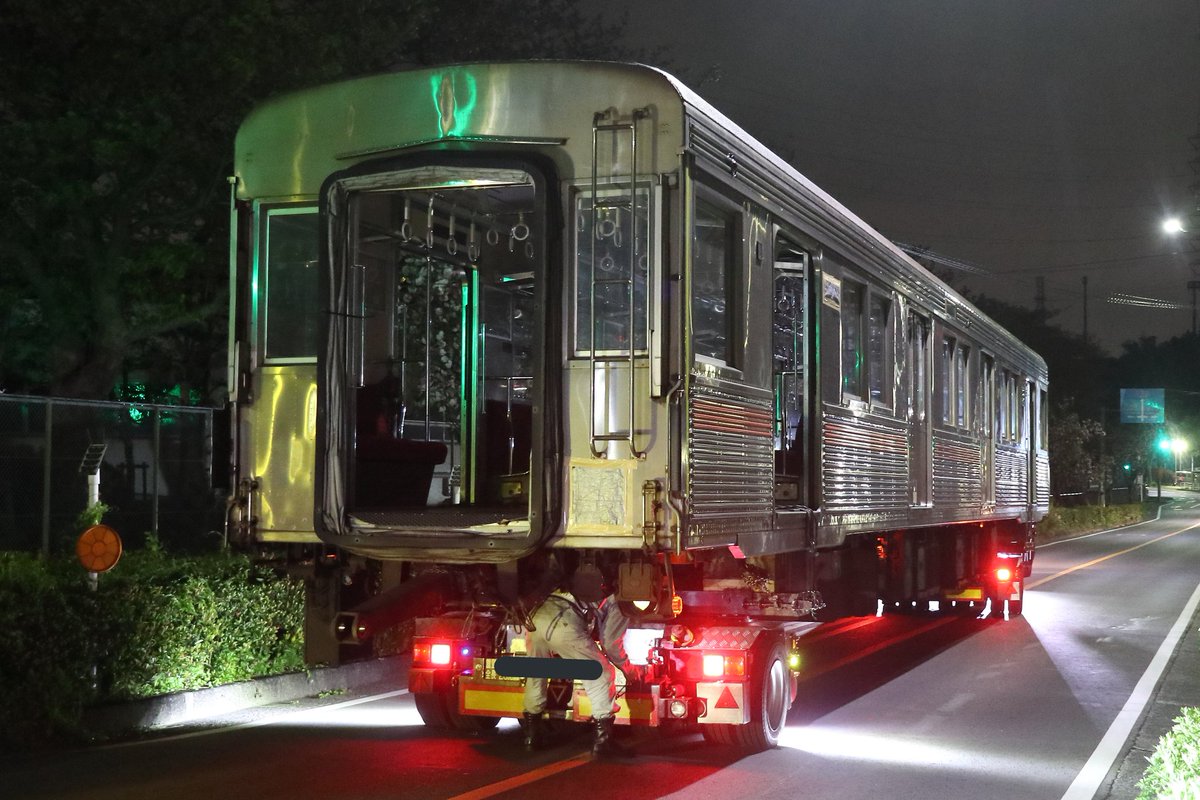Tokuchan4698606's tweet photo. 2021年4月13日(火)
東急8500系8634F
解体に伴う廃車陸送
第3回目の廃車陸送です。
サハ8967(3号車)・デハ8894(4号車)が搬出されました。
8620Fの搬出以降、3~8号車の中間車すべてを先頭車より先に搬出した事例はないため、順番としては珍しいですね。
#東急8500系
#8634F https://t.co/MWEJIYvERW