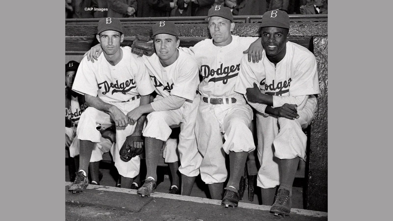 アメリカ大使館 1947年の4月15日 ジャッキー ロビンソン がメジャーリーグにおける人種の障壁を破りました それを記念し 毎年この日をジャッキー ロビンソンデーとし メジャーリーグの全選手がロビンソンの背番号42のユニフォームを着用します
