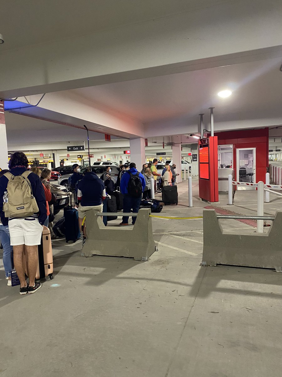 AlissaGreen1's tweet photo. @nationalcares 12:30a this is the line at OMA of your customers THAT HAD RESERVATIONS now waiting for cars at Avis https://t.co/333r7tRbEx