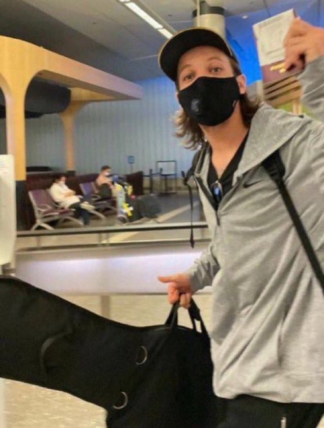 LTHQItaly's tweet photo. ~•📸| Louis in aeroporto qualche giorno fa. 

I vote #Louies for #BestFanArmy at the #iHeartAwards https://t.co/qCdB1ENbUI