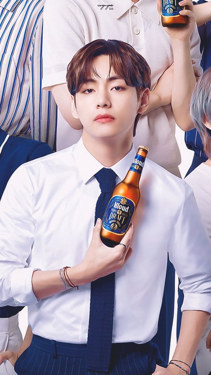 taesatzsthv's tweet photo. Idk a man can be this so sexc while holding a bottle 😣 yes bottle beer 😫🔥#방탄소년단뷔 https://t.co/2V9D1VQmQp