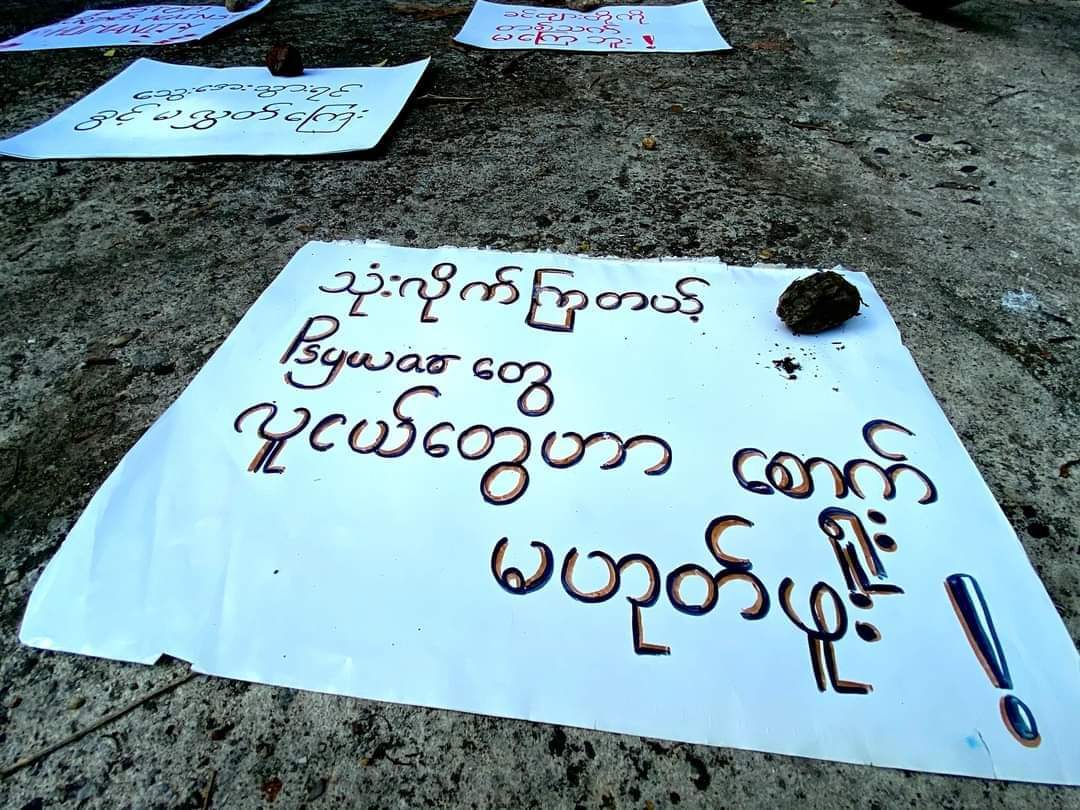 To avoid the rise of appalling death tolls from bloodthirsty junta's brutal crackdowns, protestors in Yangon find new tactics to resist the dictatorships instead of marching strikes. 

#WhatsHappenigInMyanmar 
#Apr15Coup