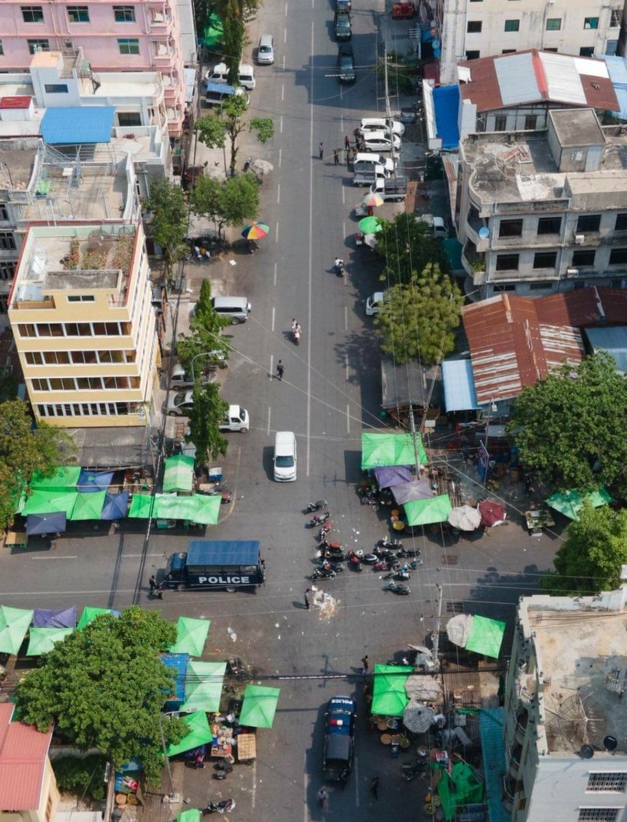 MizzimaNews's tweet photo. မန္တလေးမြို့ရဲ့ နာမည်ကြီး သပိတ်စစ်ကြောင်းတစ်ခုဖြစ်တဲ့ ဆေးပညာ မိသားစု သပိတ်စစ်​ကြောင်းကို  ဧပြီ၁၅ရက်မနက်ပိုင်က အာဏာသိမ်း စစ်ကောင်စီ လက်နက်ကိုင်အဖွဲ့တွေရဲ့ အကြမ်းဖက် ဖြိုခွင်းခြင်းခံခဲ့ရပြီး ၂၀ဦးကျော် ဖမ်းဆီးခံရတယ်လို့သိရပါတယ်။အဲဒီလို ဖြိုခွင်းခံရမှုအပြီး မြင်ကွင်းများ https://t.co/8UlgTXltRW