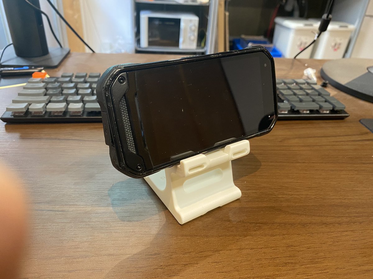 Jsiron2029's tweet photo. スマホスタンド作りました。
#3Dプリンター #raise3d #スマホ https://t.co/Pb81G8KCDc
