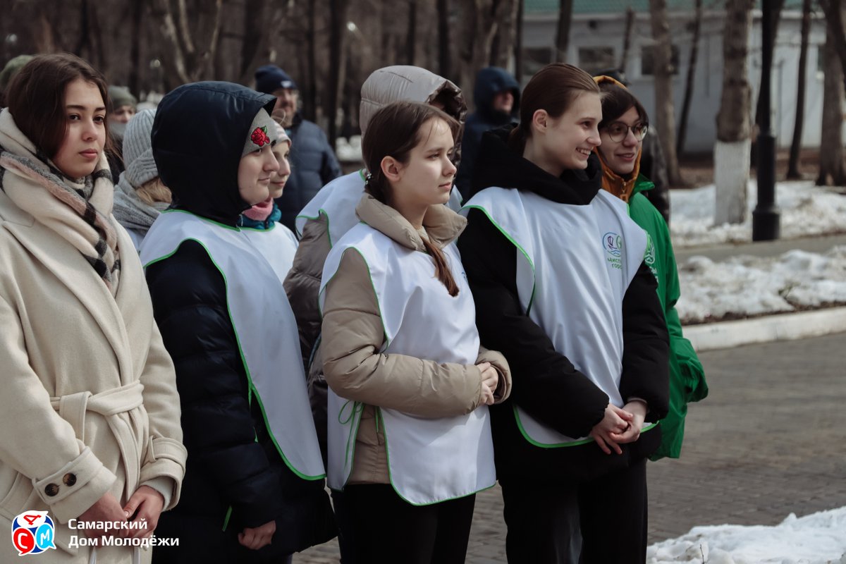 Волонтеры движения «Чистый город» совместно с главой города <a href="/E_Lapushkina/">Елена Лапушкина</a> приняли участие в субботнике и возложении цветов к бюсту Ю.А. Гагарина в преддверии праздника