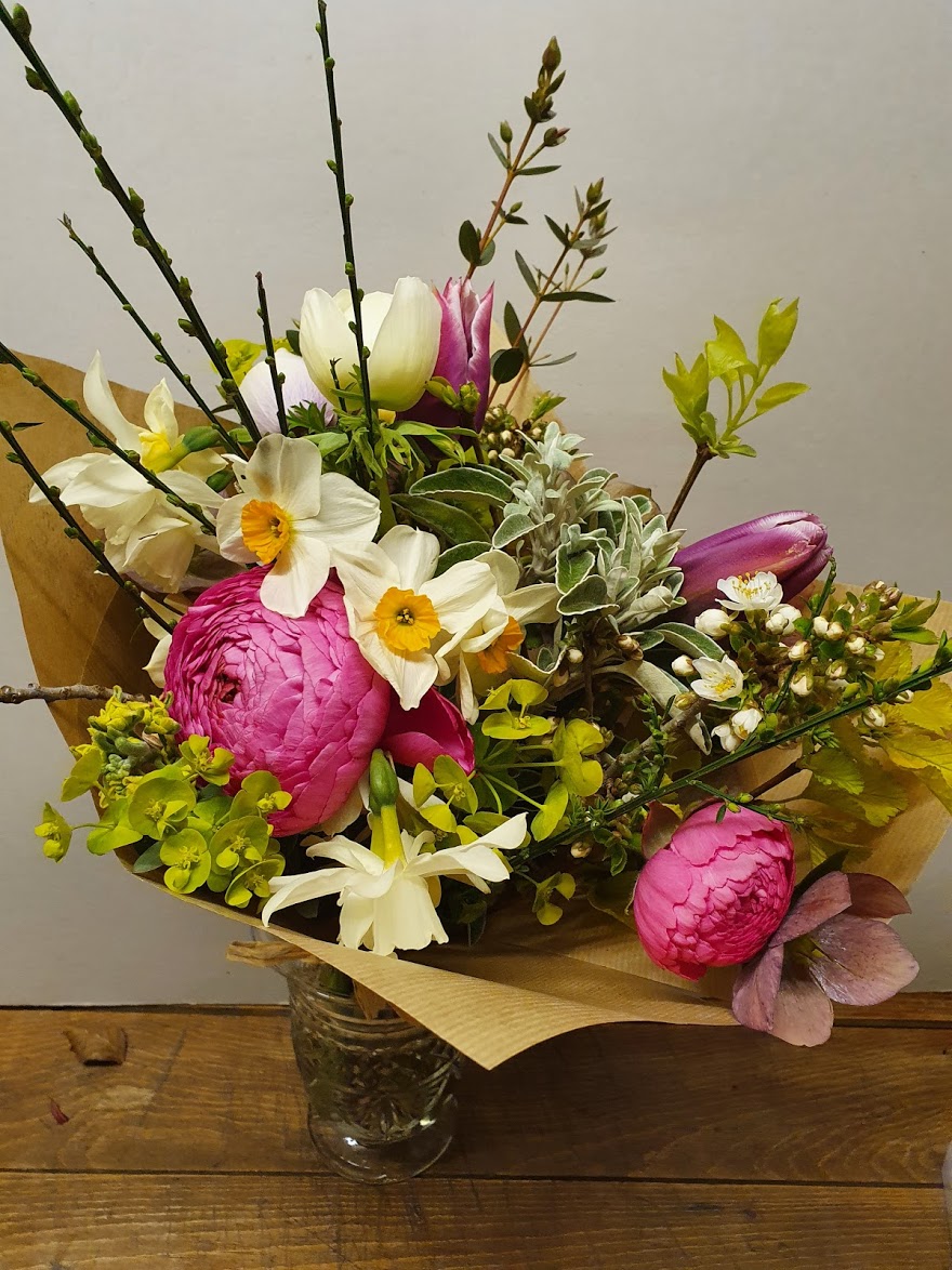 Spring bouquet with the first ranunculus together with narcissi, tulips, anenome and cherry blossom.

#springbouquets #alcesterflowers #oversleyflowers #homegrown #grownnotflown