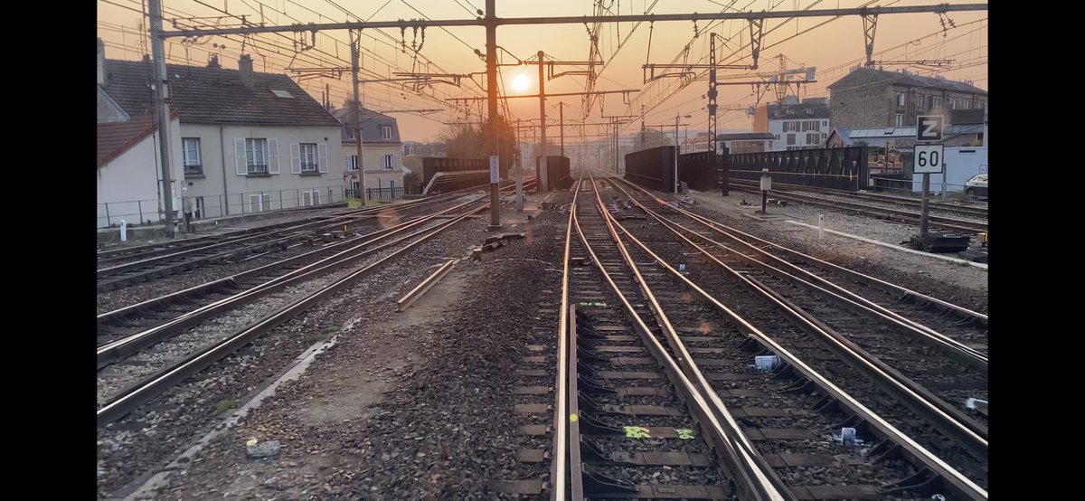 PierLigneNetU's tweet photo. On a un beau bureau de temps en temps @lignesNetU_SNCF @SecteurVCHSCR https://t.co/b6YUOOY9A8