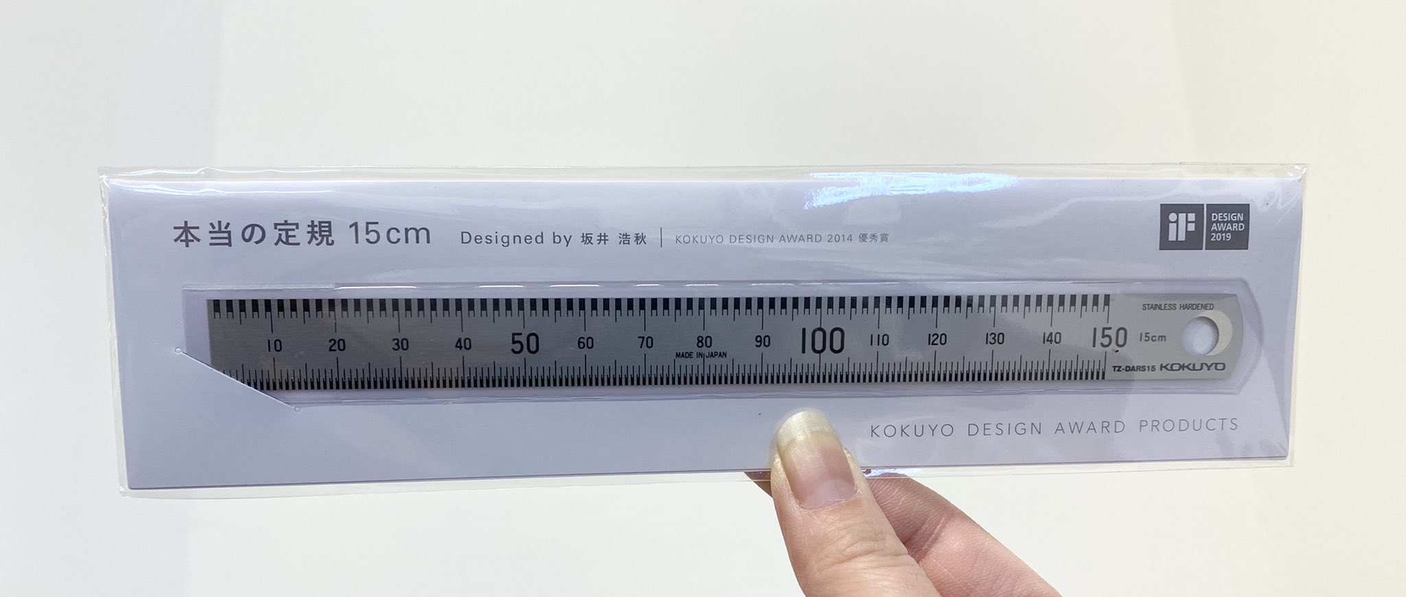 ギフショナリーデルタ コクヨより 本当の定規 が入荷しました 等間隔に並べた面と面との間に生まれる境界線で位置を示し より正確な長さを測ることができる定規となります ステンレス素材で丈夫に出来ているので現場作業などでもガシガシお使い