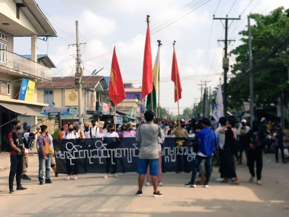 SaveMM99's tweet photo. Protest Against brutal Dictatorship in #Bago city today though repeatedly crackdowns by Junta. We would never kneel down under Military's boots.Uprising must succeed.
#Apr8Coup
#WhatsHappeningInMyanmar https://t.co/PekuHQOafm