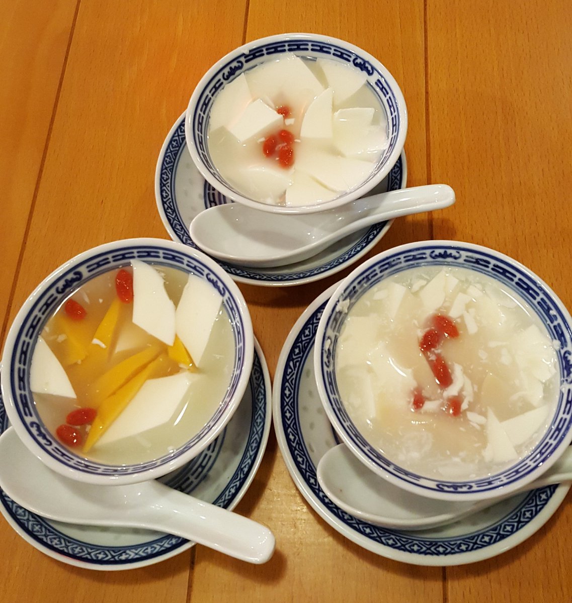 galeaxela's tweet photo. 今日の昼飯は先日オープンしたばかりの某店でスーラータンメンと杏仁豆腐 https://t.co/PaeceHSouZ
