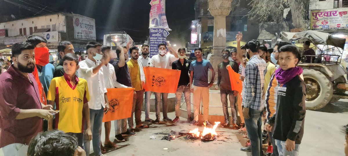 ashish_bagri700's tweet photo. छत्तीसगढ़ के बीजापुर में हुए नक्सली हमले के विरोध में अखिल भारतीय विद्यार्थी परिषद सतना जिला के नागौद ईकाई के कार्यकर्ताओं द्वारा माओवादियों का पुतला दहन कर विरोध प्रदर्शन किया गया। #EndRedTerror
@ABVPMK @ChetasSukhadia @Mahesh4Abvp https://t.co/Byq52Mvgof