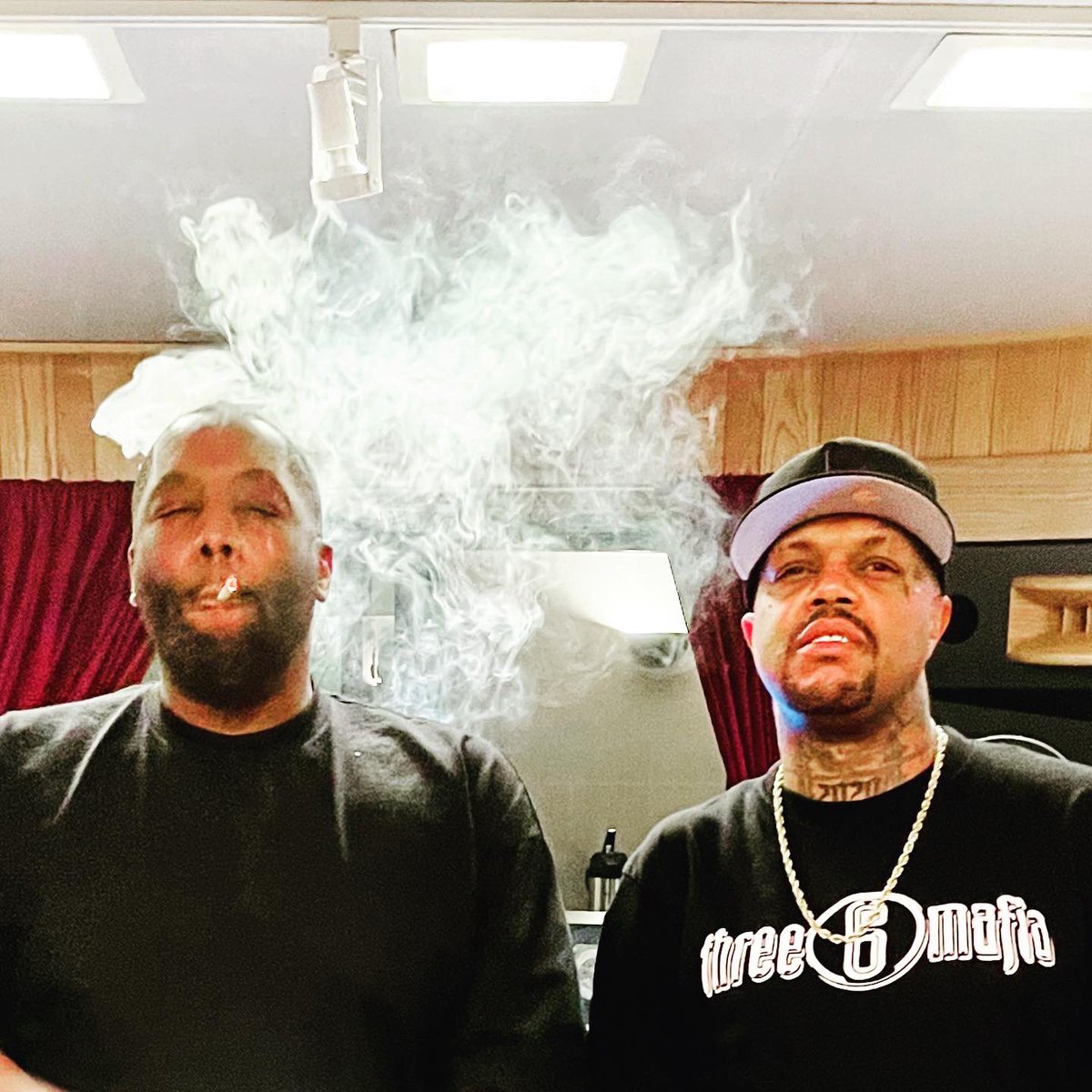 DJPAULKOM's tweet photo. The question isn’t what do u do for others, it’s what do u do for yourself! I work 20 hrs a day... I better spoil myself ‼️🙏🏾🤘🏽🙏🏾
3am w/ @killermike 
#memphis #atlanta #connect #ScaleAton #WeGotTheBeats
#putinthework
#ispoilsmyself &amp; Those I Love #onmafia 
https://t.co/mTbcJrRBwj https://t.co/TVhinRoq3h