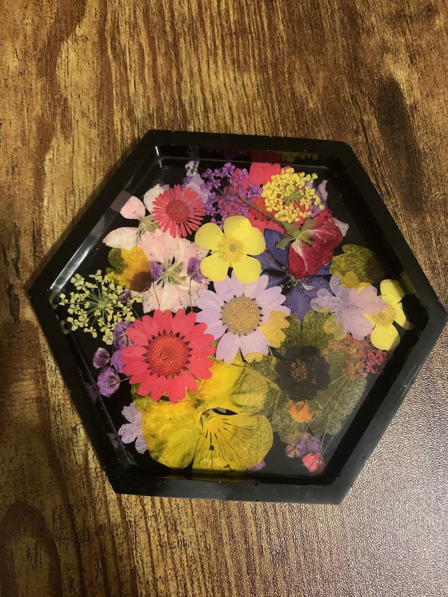EpoxyHorizons's tweet photo. @KeckieAC Hi I’m Aileen and I make resin art! I have some unique pressed flower pieces available in my shop right now that will definitely brighten up your space! 🌹 🌸 💐 

Here’s the link to my shop. https://t.co/YKAarbiXJ6 https://t.co/8RXQGhgnJn