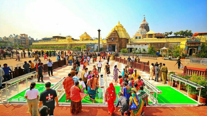 Travelers and devotees can hear the sound of the waves outside the temple. at once they go inside singhadwaraka, it becomes silent and continues to remain silent. They can hear the sound only when they step out of the mysterious and natural acoustic-proof setup inside the temple