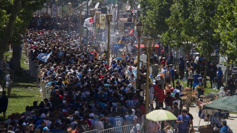 Andrestwiters's tweet photo. Organizó un velorio para un millón de personas durante un pico de contagios pero la culpa es tuya.
#DesobedienciaCivilYa #Infectadura https://t.co/lBCaHUyUaf