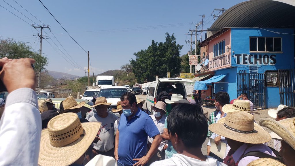 HectorAstudillo's tweet photo. A través de @JavierTaja_ director de @CICAEG_OPD, establecimos diálogo con el Frente Popular de la Montaña, a quienes hemos atendido permanentemente y que después de la firma de una minuta se ha acordado la liberación del tramo carretero de Tlapa. https://t.co/ZjRTSDbVZl