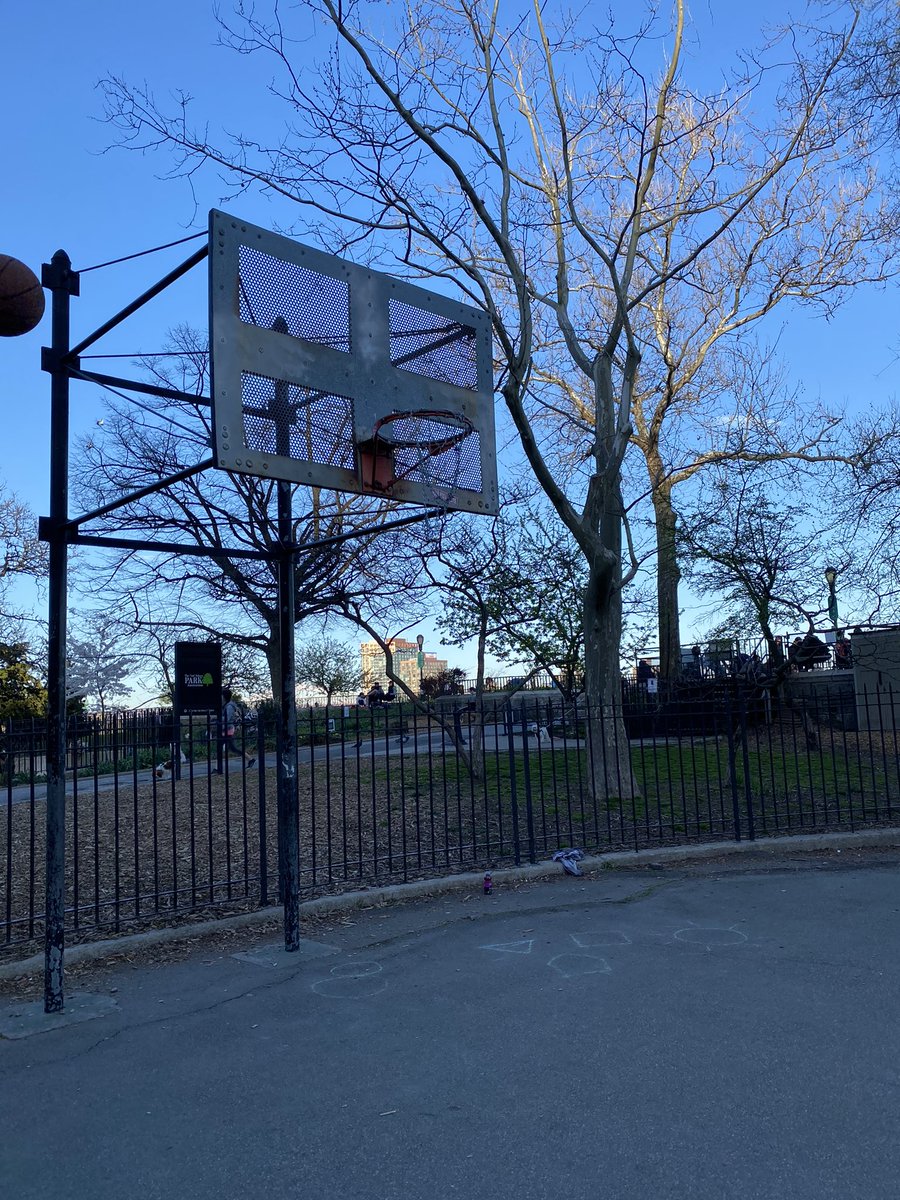 DylanScottTV's tweet image. Felt the urge to buy a 🏀 and lay some 🧱. Who’s in for a little pick up? #nyc #hoopin #hedoesnthavegame @Spalding