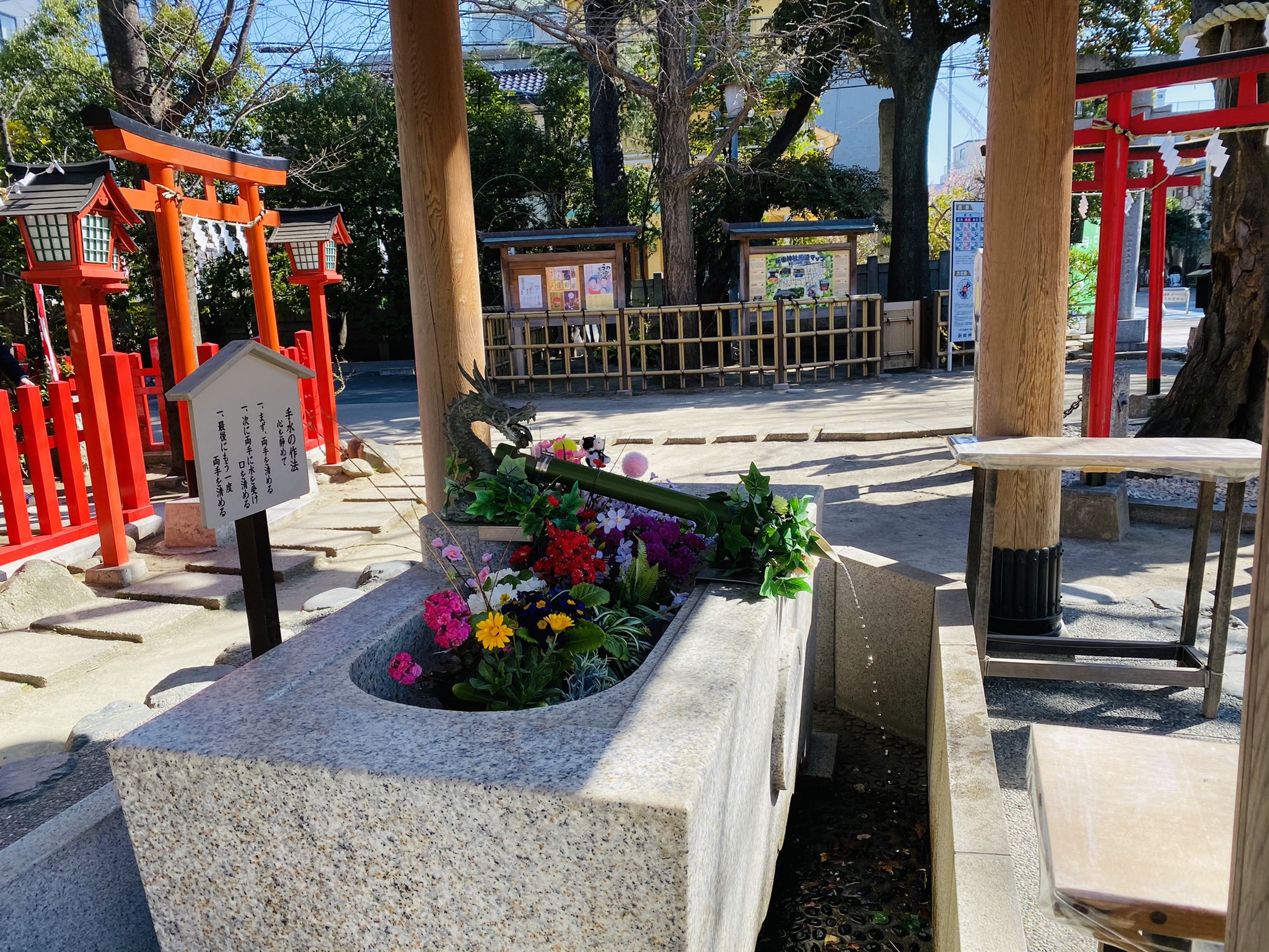 新田神社 手水舎 手水舎の水で両手を清め 口をすすぐ これには 心や魂を洗い清めるという意味があります 去年より 感染予防のため柄杓をなくし 手をかざすと自動で水がでるようになりました お参りの際はこちらでお清めをされてください 手水