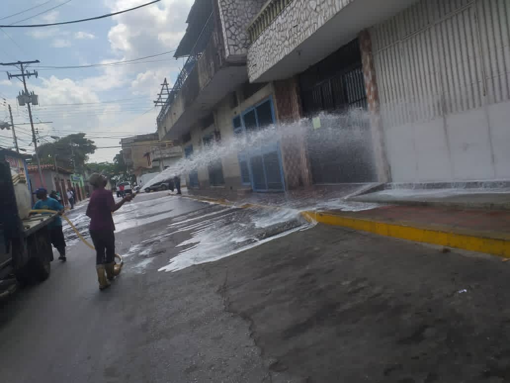 No desmayaremos ante este enemigo invisible llamado #COVID19 aqui va nuestro equipo combativo en jornada de desinfección de los espacios comunes de nuestro Mpio, como lo ha orientado nuestro Pdte <a href="/NicolasMaduro/">Nicolás Maduro</a> y el Gob <a href="/R_MarcoTorres/">Rodolfo Marco Torres</a>
#PrevenciónEnFamilia