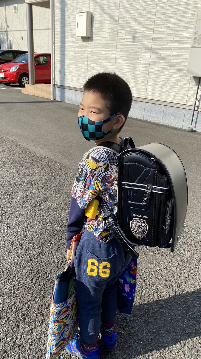 s11086726's tweet photo. 無事２年生に進級して初登校😍

やっと黄色いカバー外れたランドセル🎒 https://t.co/Dj1iRPXx6I