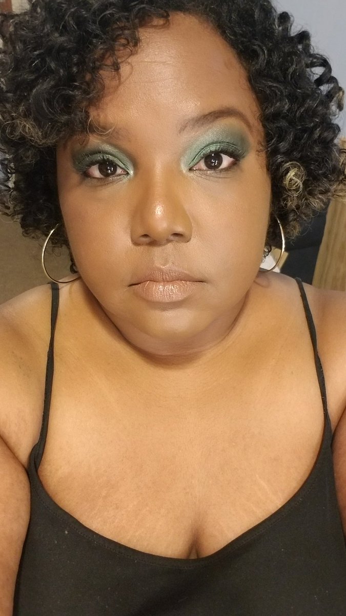 KivaB1's tweet photo. Looking like everybody's mama...π #year47 https://t.co/gw6hnEhO37