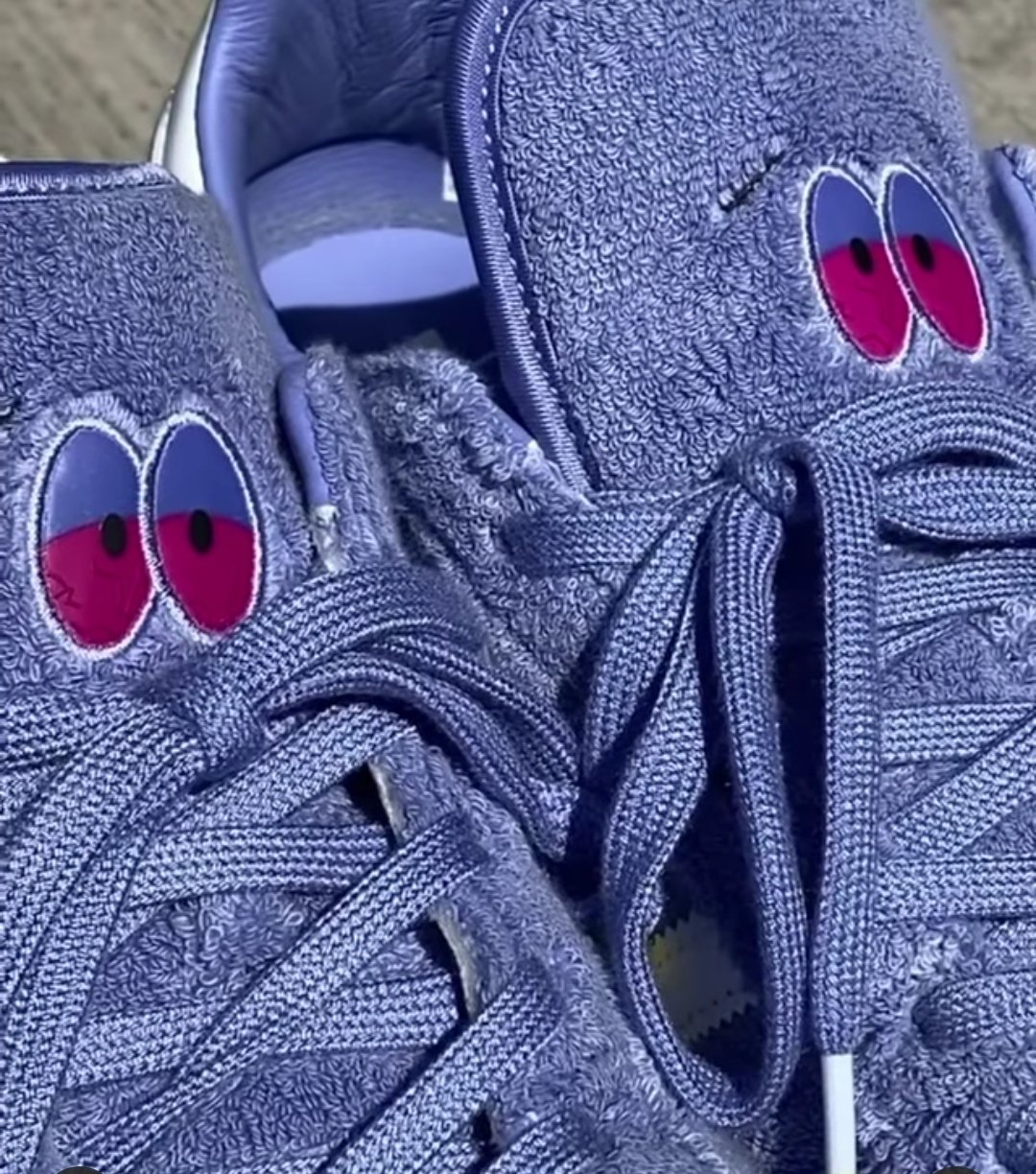 Lunareja on X Adidas y South Park colaboraron en unos tenis para 4 20 inspirados en Toallin Los ojos cambian de color al sol. https t iuArc7W0jc X