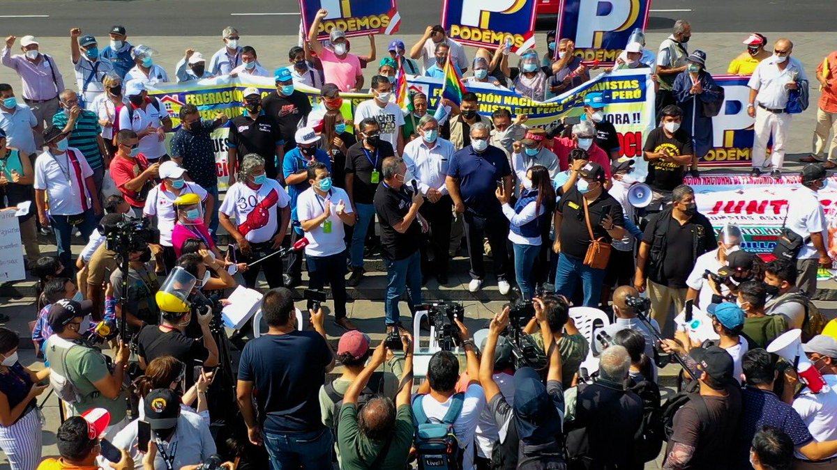 DanielUrresti1's tweet photo. Reunido en la plaza San Martín con los dirigentes nacionales de las AFPs, la ONP, el Fonavi y los deudores bancarios, firmé un acuerdo que se ejecutará ni bien entre al gobierno el 28 de julio, los primeros que ingresarán conmigo a palacio serán ustedes. 
#PalabraDeUrresti https://t.co/mBKtKzIrAq