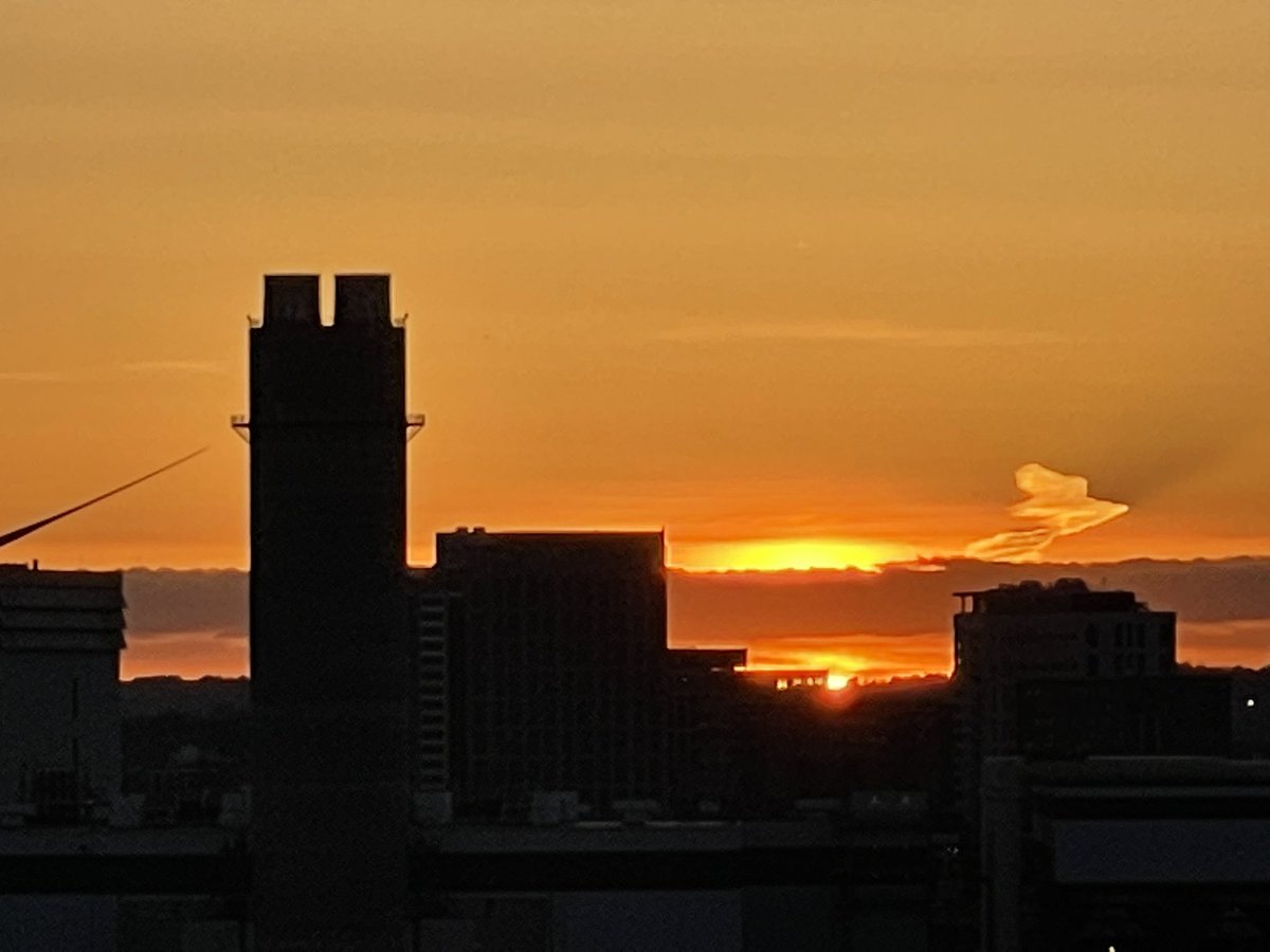 ChelseaScanner's tweet photo. It’s that time again.... #sunset #ChelseaMA #EverettMA https://t.co/WXXBl72SZM