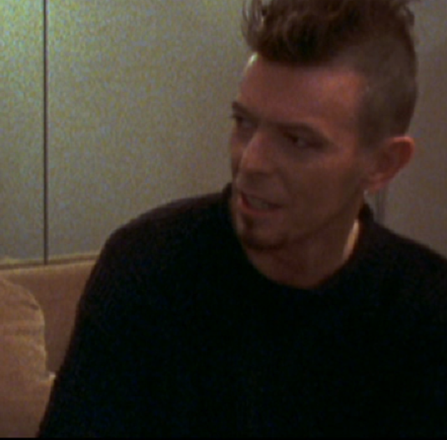 lwsjwk's tweet photo. why does david bowie look like the orgazoid from peep show https://t.co/WAmD029Rvo