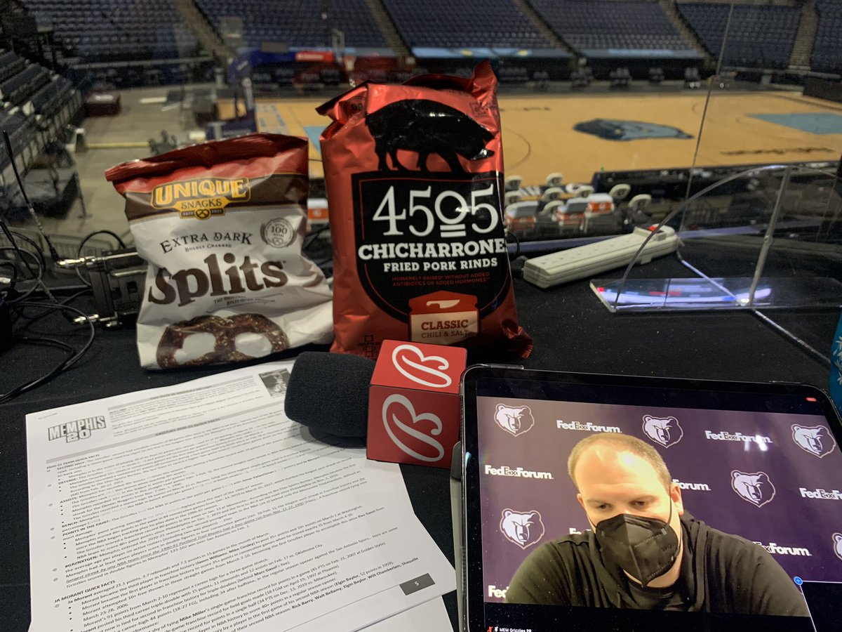 thefishnation's tweet photo. Itโs Tip Time!!! Do you know where your snacks are?
@memgrizz at @ATLHawks on @GrizzOnBally
Tonightโs selection:
@UniqueSnacksUSA Extra Dark ๐ฅจ
@4505_Meats Classic Chile and Salt Chicharrones
Show me your snacks!!
#GoGrizz
#GrzNxtGen
#HustleXFloat
#GrindCity
#Snacks ๐ฅจ https://t.co/Cz5J6kjEhO