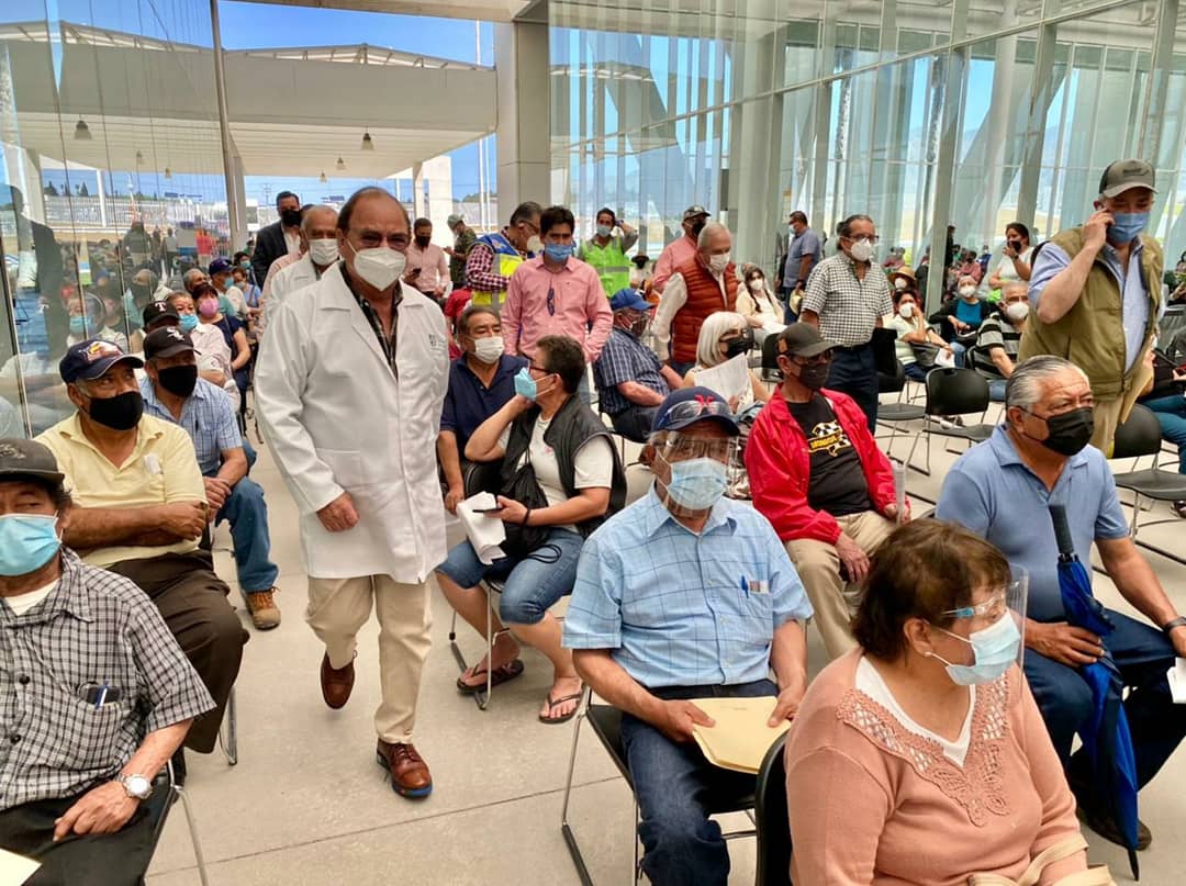 GobDeCoahuila's tweet photo. @DrRobertoBernal, Secretario de @SS_Coahuila, realizó este martes una visita a los centros de aplicación de dosis para apoyar con la ambulancias especializadas en atención de terapia intensiva y medicamentos para adultos mayores que lleguen a requerir cualquier servicio médico. https://t.co/3nw4RpjDtk