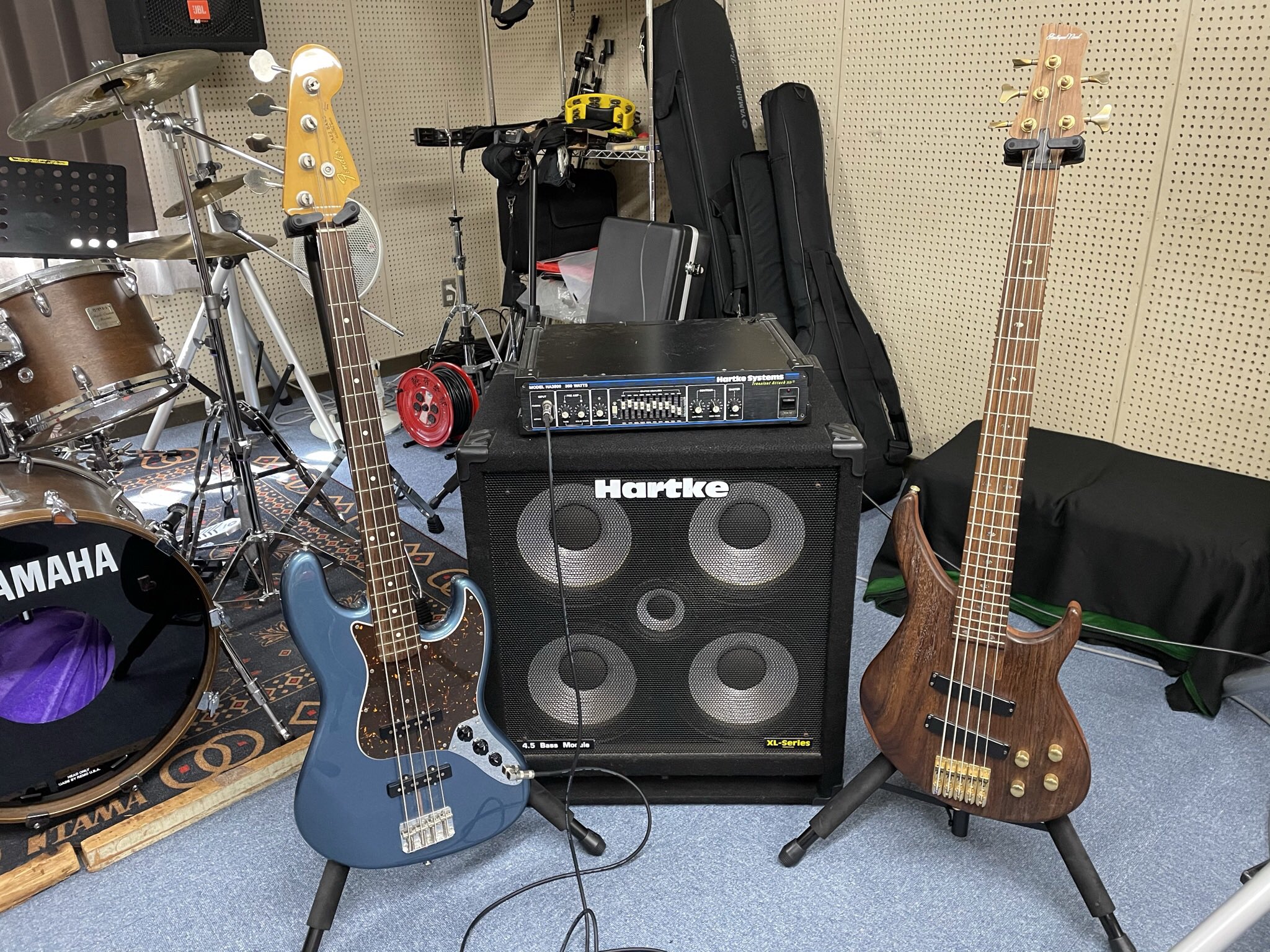 滋賀医科大学軽音楽部 On Twitter 楽器紹介2 ベース 部室にはfender Jazz Bassとobの先生寄贈の5弦ベースがあります ベースアンプはhartke コンプレッサー内蔵です 軽音部に入れば弾き放題 Https T Co Pzh8nuregk Twitter
