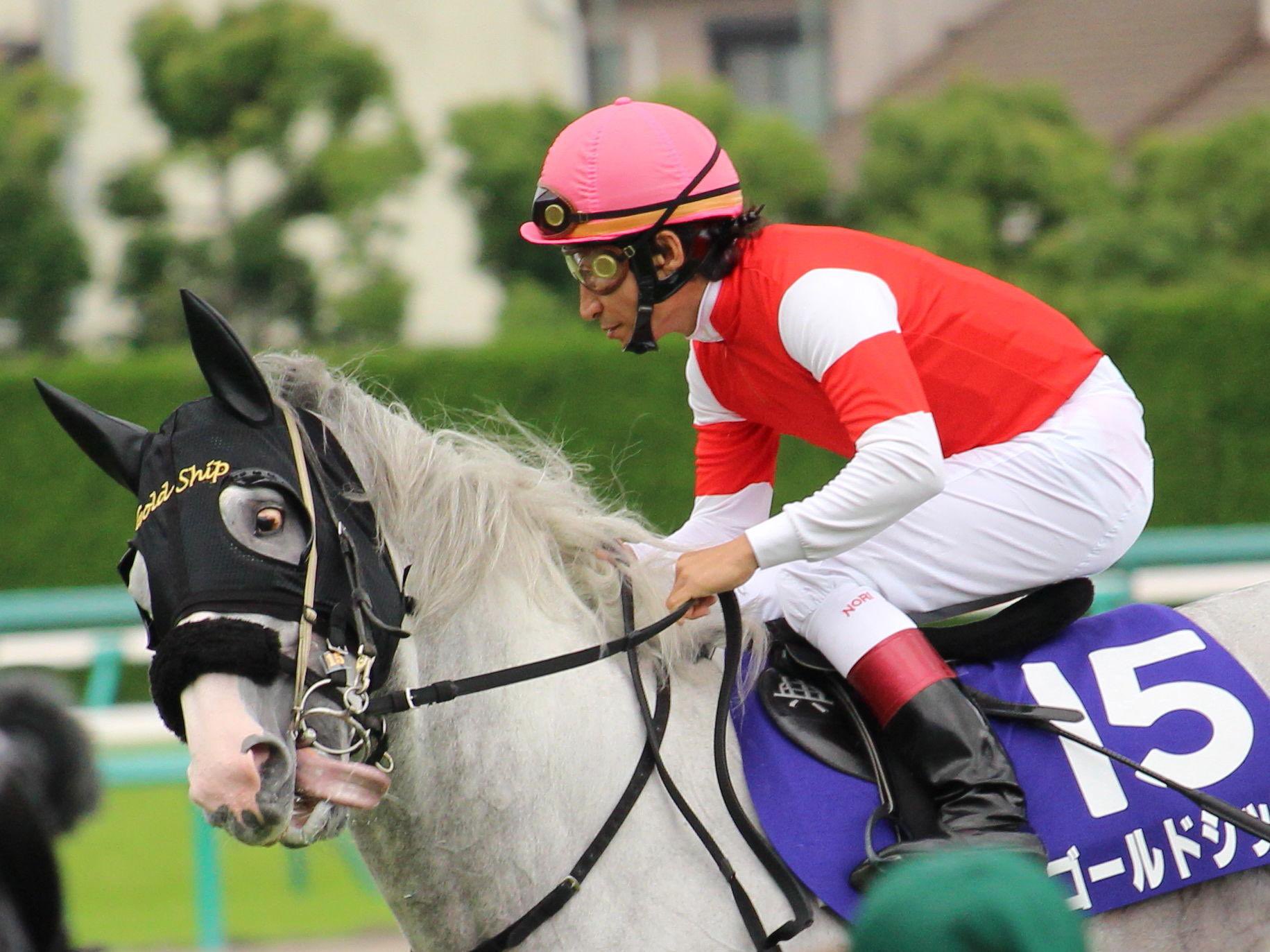 ゆりぴょい あ ゴルシとナイスネイチャちゃんの勝負服の紐と輪っか 舌を出す癖がある競走馬の為の舌縛りって道具を表してるのか ウマ娘マガジンに勝負服のデザイン全てに意味を作ったって書いてあって これも意味あるんだろなってずっと気になって